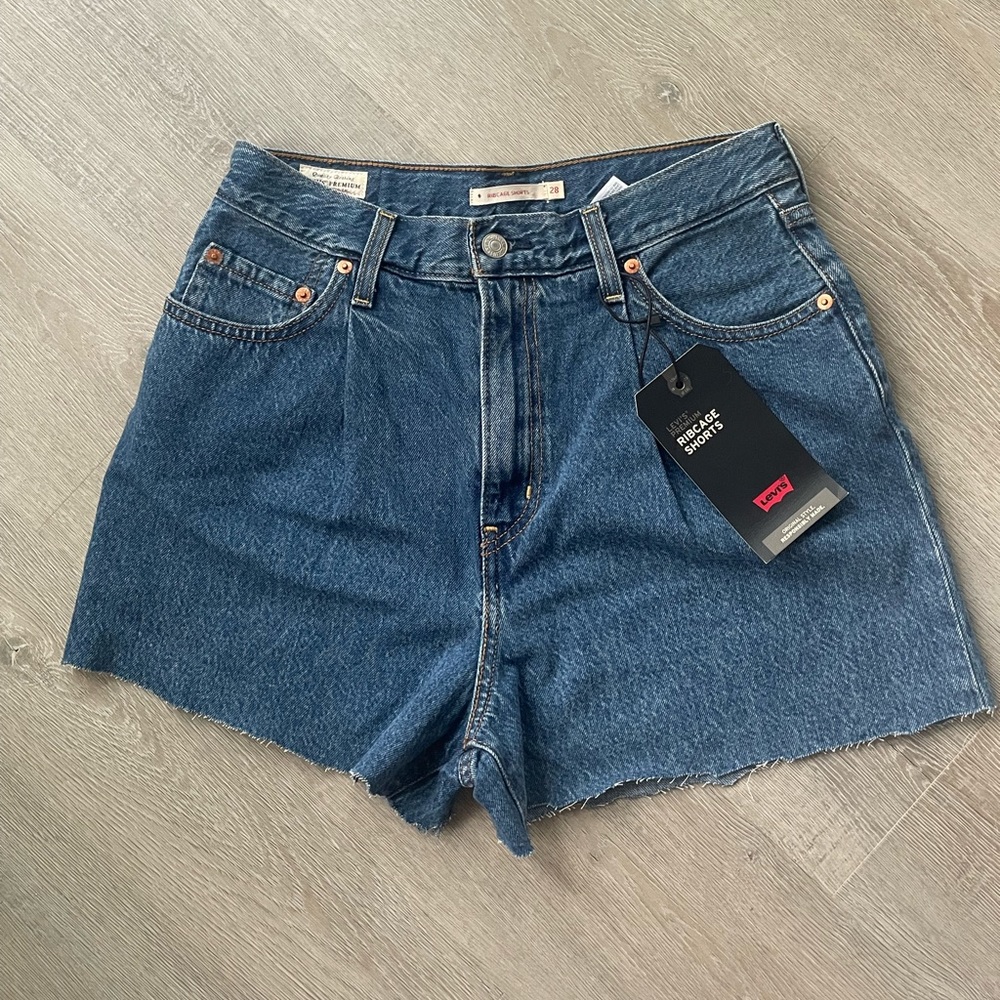❗️SOLD❗️Levi’s Premium Ribcage Shorts High Rise Women’s 28 NWT